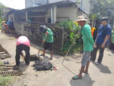 กองสาธารณสุขและสิ่งแวดล้อม ร่วมกับ งานป้องกันฯ สำนักปลัด เทศบาลตำบลตาดทอง ทำความสะอาดขุดลอกคลองระบายน้ำและทำความสะอาดล้างคลองระบายน้ำ เพื่อพัตนาปรับปรุงภูมิทัศน์ ในพื้นที่ตำบลตาดทอง อำเภอเมืองยโสธร จังหวัดยโสธร