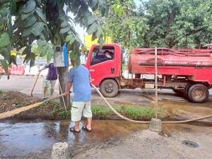 กองสาธารณสุขและสิ่งแวดล้อม ร่วมกับ งานป้องกันฯ สำนักปลัด เทศบาลตำบลตาดทอง ทำความสะอาดบริเวณคลองน้ำ และล้างตลาดสดเทศบาลตำบลตาดทอง ตำบลตาดทอง อำเภอเมืองยโสธร จังหวัดยโสธร