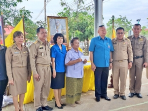 พิธีมอบเงินพระราชทาน มูลนิธิราชประชานุเคาระห์ฯ ให้แก่ครอบครัวผู้เสียชีวิตจากอุทกภัยโพดุล ณ บ้านเอื้ออาทร ตำบลตาดทอง