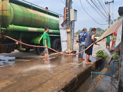 กองสาธารณสุขและสิ่งแวดล้อม ร่วมกับ งานป้องกันฯ สำนักปลัด เทศบาลตำบลตาดทอง ทำความสะอาดล้างตลาดสดเทศบาลตำบลตาดทอง