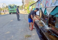 กองสาธารณสุขและสิ่งแวดล้อม ร่วมกับ งานป้องกันฯ สำนักปลัด เทศบาลตำบลตาดทอง ทำความสะอาดบริเวณคลองน้ำ และล้างตลาดสดเทศบาลตำบลตาดทอง ตำบลตาดทอง อำเภอเมืองยโสธร จังหวัดยโสธร