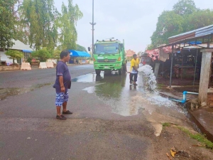 กองสาธารณสุขและสิ่งแวดล้อม ร่วมกับ งานป้องกันฯ สำนักปลัด เทศบาลตำบลตาดทอง ทำความสะอาดบริเวณคลองน้ำ และล้างตลาดสดเทศบาลตำบลตาดทอง ตำบลตาดทอง อำเภอเมืองยโสธร จังหวัดยโสธร