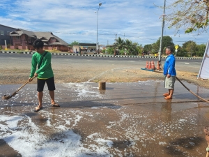 กองสาธารณสุขและสิ่งแวดล้อม ร่วมกับ งานป้องกันฯ สำนักปลัด เทศบาลตำบลตาดทอง ทำความสะอาดล้างบริเวณคลองน้ำและล้างตลาดสดเทศบาลตำบลตาดทอง