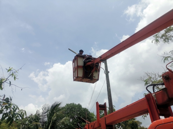 เทศบาลตำบลตาดทอง ลงพื้นที่ซ่อมแซมไฟฟ้าส่องสว่าง ไฟฟ้าสาธารณะประโยชน์ในพื้นที่ตำบลตาดทอง อำเภอเมืองยโสธร จังหวัดยโสธร