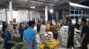 เทศบาลตำบลตาดทอง นำบุคลากรเข้าร่วมจัดสิ่งของรับบริจาคขึ้นรถ เพื่อนำสิ่งของเครื่องอุปโภค-บริโภค และสิ่งของที่จำเป็น เดินทางไปช่วยเหลือผู้ได้รับผลกระทบในพื้นที่ชายแดนไทย &ndash; กัมพูชา