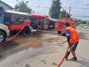 กองสาธารณสุขและสิ่งแวดล้อม ร่วมกับ งานป้องกันฯ สำนักปลัด เทศบาลตำบลตาดทอง ทำความสะอาดบริเวณคลองน้ำ และล้างตลาดสดเทศบาลตำบลตาดทอง ตำบลตาดทอง อำเภอเมืองยโสธร จังหวัดยโสธร