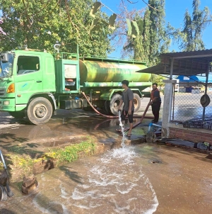 กองสาธารณสุขและสิ่งแวดล้อม ร่วมกับ งานป้องกันฯ สำนักปลัด เทศบาลตำบลตาดทอง ทำความสะอาดบริเวณคลองน้ำ และล้างตลาดสดเทศบาลตำบลตาดทอง ตำบลตาดทอง อำเภอเมืองยโสธร จังหวัดยโสธร