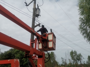 เทศบาลตำบลตาดทอง ลงพื้นที่ซ่อมแซมไฟฟ้าส่องสว่างสาธารณะในพื้นที่ตำบลตาดทอง อำเภอเมืองยโสธร จังหวัดยโสธร