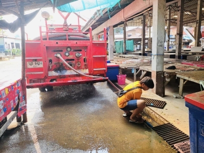 กองสาธารณสุขและสิ่งแวดล้อม ร่วมกับ งานป้องกันฯ สำนักปลัด เทศบาลตำบลตาดทอง ทำความสะอาดล้างตลาดสดเทศบาลตำบลตาดทอง