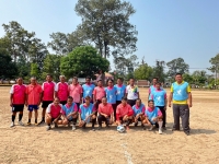 บรรยากาศการแข่งขันกีฬาฟุตบอลฟุตบอลชาย 11 คน คู่วีไอพี ระหว่างทีมท้องถิ่น และทีมปกครองท้องที่ตำบลตาดทอง ในพิธีเปิดการแข่งขันกีฬาต้านยาเสพติดชุมชน &ldquo;ก่องข้าวน้อยเกมส์&rdquo; ครั้งที่ 10 ประจำปี พ.ศ.2567 เทศบาลตำบลตาดทอง