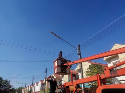 เทศบาลตำบลตาดทอง ลงพื้นที่ซ่อมแซมไฟฟ้าส่องสว่างสาธารณะในพื้นที่ตำบลตาดทอง อำเภอเมืองยโสธร จังหวัดยโสธร