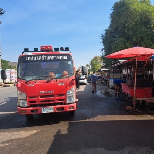กองสาธารณสุขและสิ่งแวดล้อม ร่วมกับ งานป้องกันฯ สำนักปลัด เทศบาลตำบลตาดทอง ทำความสะอาดล้างบริเวณคลองน้ำและล้างตลาดสดเทศบาลตำบลตาดทอง