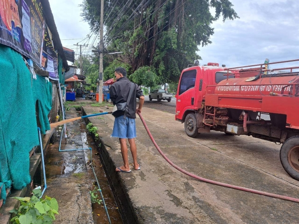 กองสาธารณสุขและสิ่งแวดล้อม ร่วมกับ งานป้องกันฯ สำนักปลัด เทศบาลตำบลตาดทอง ทำความสะอาดบริเวณคลองน้ำ และล้างตลาดสดเทศบาลตำบลตาดทอง ตำบลตาดทอง อำเภอเมืองยโสธร จังหวัดยโสธร