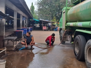 กองสาธารณสุขและสิ่งแวดล้อม ร่วมกับ งานป้องกันฯ สำนักปลัด เทศบาลตำบลตาดทอง ทำความสะอาดล้างตลาดสดเทศบาลตำบลตาดทอง