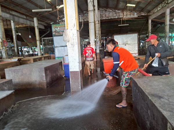 กองสาธารณสุขและสิ่งแวดล้อม ร่วมกับ งานป้องกันฯ สำนักปลัด เทศบาลตำบลตาดทอง ทำความสะอาดบริเวณคลองน้ำ และล้างตลาดสดเทศบาลตำบลตาดทอง ตำบลตาดทอง อำเภอเมืองยโสธร จังหวัดยโสธร