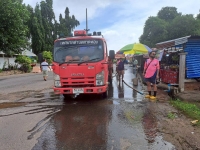 กองสาธารณสุขและสิ่งแวดล้อม ร่วมกับ งานป้องกันฯ สำนักปลัด เทศบาลตำบลตาดทอง ทำความสะอาดบริเวณคลองน้ำ และล้างตลาดสดเทศบาลตำบลตาดทอง ตำบลตาดทอง อำเภอเมืองยโสธร จังหวัดยโสธร