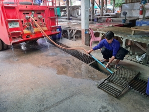 งานป้องกันฯ สำนักปลัด และกองสาธารณสุขและสิ่งแวดล้อม ทำความสะอาด ล้างตลาดสดเทศบาลตำบลตาดทอง