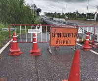 แจ้งเตือนอันตราย ห้ามกลับรถบริเวณจุดกลับรถใต้สะพานถนนอรุณประเสริฐ บ้านสะเดา ตำบลตาดทอง ขณะนี้เทศบาลตำบลตาดทอง ลงพื้นที่นำแผงจราจรกั้นปิดกั้นบริเวณน้ำท่วมขัง เรียบร้อยแล้ว