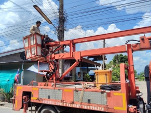 เทศบาลตำบลตาดทอง ลงพื้นที่ซ่อมแซมไฟฟ้าส่องสว่าง ไฟฟ้าสาธารณะประโยชน์ ในพื้นที่ตำบลตาดทอง อำเภอเมืองยโสธร จังหวัดยโสธร