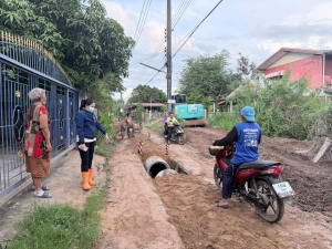 นายกภัคสุนันท์ ลงพื้นที่ตรวจติดตามความคืบหน้าการแก้ไขปัญหาน้ำท่วมขังถนนรอการระบายของชาวบ้านในพื้นที่ตำบลตาดทอง