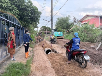 นายกภัคสุนันท์ ลงพื้นที่ตรวจติดตามความคืบหน้าการแก้ไขปัญหาน้ำท่วมขังถนนรอการระบายของชาวบ้านในพื้นที่ตำบลตาดทอง