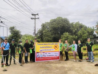 กองสาธารณสุข เทศบาลตำบลตาดทอง ร่วมกับอาสาสมัครสาธารณสุขประจำหมู่บ้านและเจ้าหน้าที่โรงพยาบาลส่งเสริมสุขภาพตำบลตาดทอง ลงพื้นที่ทำการพ่นหมอกควันเพื่อป้องกันและควบคุมการแพร่ระบาดของโรคไข้เลือดออกตำบลตาดทอง ประจำปี 2566