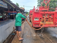 งานป้องกันฯ สำนักปลัด ร่วมกับ กองสาธารณสุขและสิ่งแวดล้อม เทศบาลตำบลตาดทอง  ทำความสะอาดล้างตลาดสดเทศบาลตำบลตาดทอง