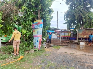 กองสาธารณสุขและสิ่งแวดล้อม ร่วมกับ งานป้องกันฯ สำนักปลัด เทศบาลตำบลตาดทอง ทำความสะอาดบริเวณคลองน้ำ และล้างตลาดสดเทศบาลตำบลตาดทอง
