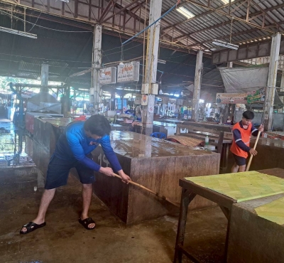 กองสาธารณสุขและสิ่งแวดล้อม ร่วมกับ งานป้องกันฯ สำนักปลัด เทศบาลตำบลตาดทอง ทำความสะอาดบริเวณคลองน้ำ และล้างตลาดสดเทศบาลตำบลตาดทอง ตำบลตาดทอง อำเภอเมืองยโสธร จังหวัดยโสธร